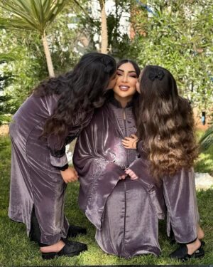 Dounia Batma Instagram - عيدكم مبارك أحبابي 🤍
.
كيف جاتكم إطلالة العيد أنا وبناتي  ما شاء الله بالجلابة من تصميم لغزالة @bouchraelmarzouqy 
.
👠 @casadeiofficial