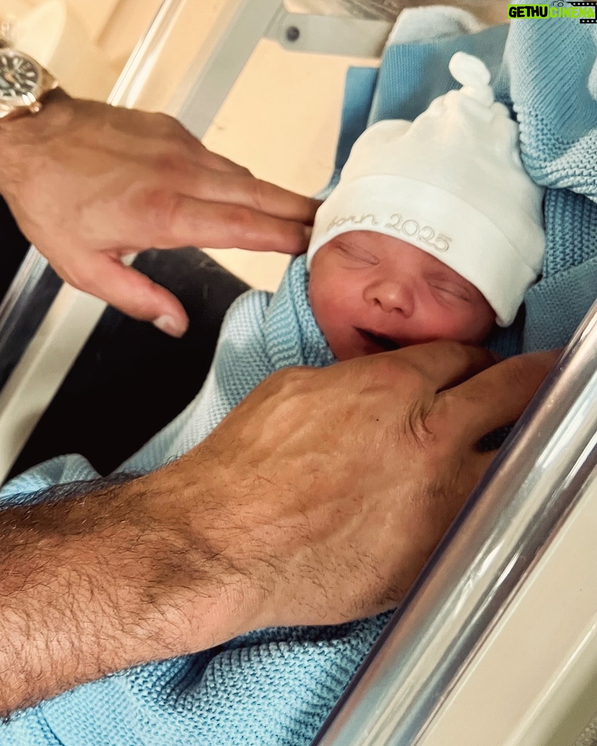 Ebanie Bridges - 21.2K Likes - 20.02.2025 our prince arrived🥹🩵👑 Ezerra Ray Brook
We are so inlove 🥰
@specialkellbrook 🫶🏼
Our little champ… First baby in boxing history to be born to two world champions 👀… (no pressure tho 😄🫶🏼)
#BabyBrookBridges