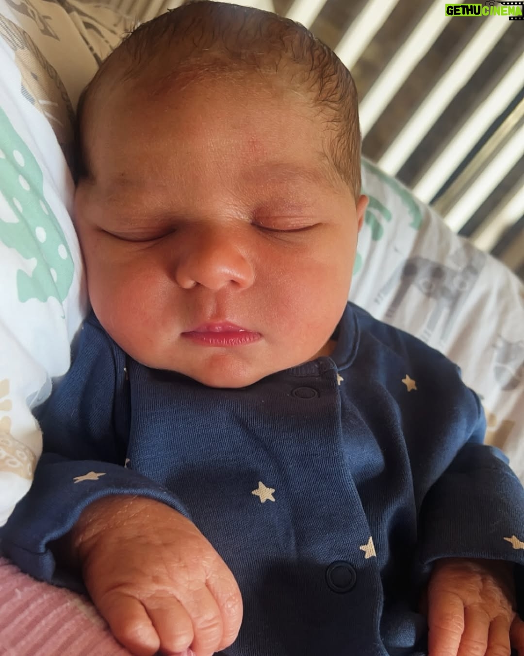 Ebanie Bridges - 21.2K Likes - 20.02.2025 our prince arrived🥹🩵👑 Ezerra Ray Brook
We are so inlove 🥰
@specialkellbrook 🫶🏼
Our little champ… First baby in boxing history to be born to two world champions 👀… (no pressure tho 😄🫶🏼)
#BabyBrookBridges