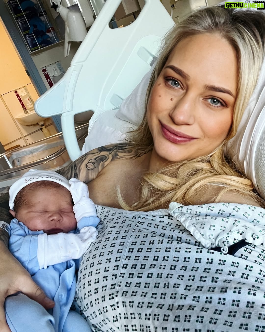 Ebanie Bridges - 21.2K Likes - 20.02.2025 our prince arrived🥹🩵👑 Ezerra Ray Brook
We are so inlove 🥰
@specialkellbrook 🫶🏼
Our little champ… First baby in boxing history to be born to two world champions 👀… (no pressure tho 😄🫶🏼)
#BabyBrookBridges