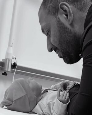 Ebanie Bridges Instagram - 20.02.2025 our prince arrived🥹🩵👑 Ezerra Ray Brook 
We are so inlove 🥰
@specialkellbrook 🫶🏼

Our little champ… First baby in boxing history to be born to two world champions 👀… (no pressure tho 😄🫶🏼) 

#BabyBrookBridges