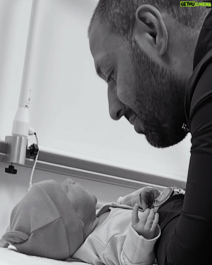 Ebanie Bridges - 21.2K Likes - 20.02.2025 our prince arrived🥹🩵👑 Ezerra Ray Brook
We are so inlove 🥰
@specialkellbrook 🫶🏼
Our little champ… First baby in boxing history to be born to two world champions 👀… (no pressure tho 😄🫶🏼)
#BabyBrookBridges