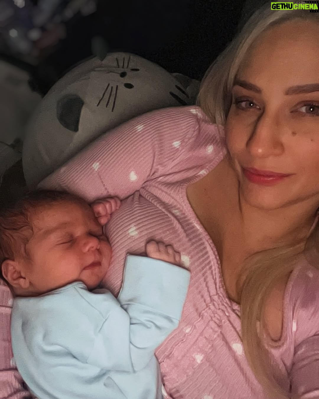 Ebanie Bridges - 21.2K Likes - 20.02.2025 our prince arrived🥹🩵👑 Ezerra Ray Brook
We are so inlove 🥰
@specialkellbrook 🫶🏼
Our little champ… First baby in boxing history to be born to two world champions 👀… (no pressure tho 😄🫶🏼)
#BabyBrookBridges
