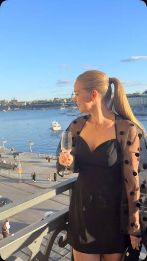 Ebba Kleberg von Sydow Instagram - Nån som känner igen den här gamla trasan?! ♠️ TAAACK @ellesverige 🎶 #ellegalan2025