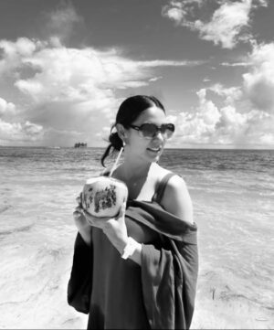 Eileen Moreno Instagram - "Eres transparente cuando lo que aparentas es lo que eres. Y cuando vives tu vida de esa manera, experimentarás un estado de gratitud y alegría elevada - tu estado natural del ser".
@ Dr Joe Dispenza