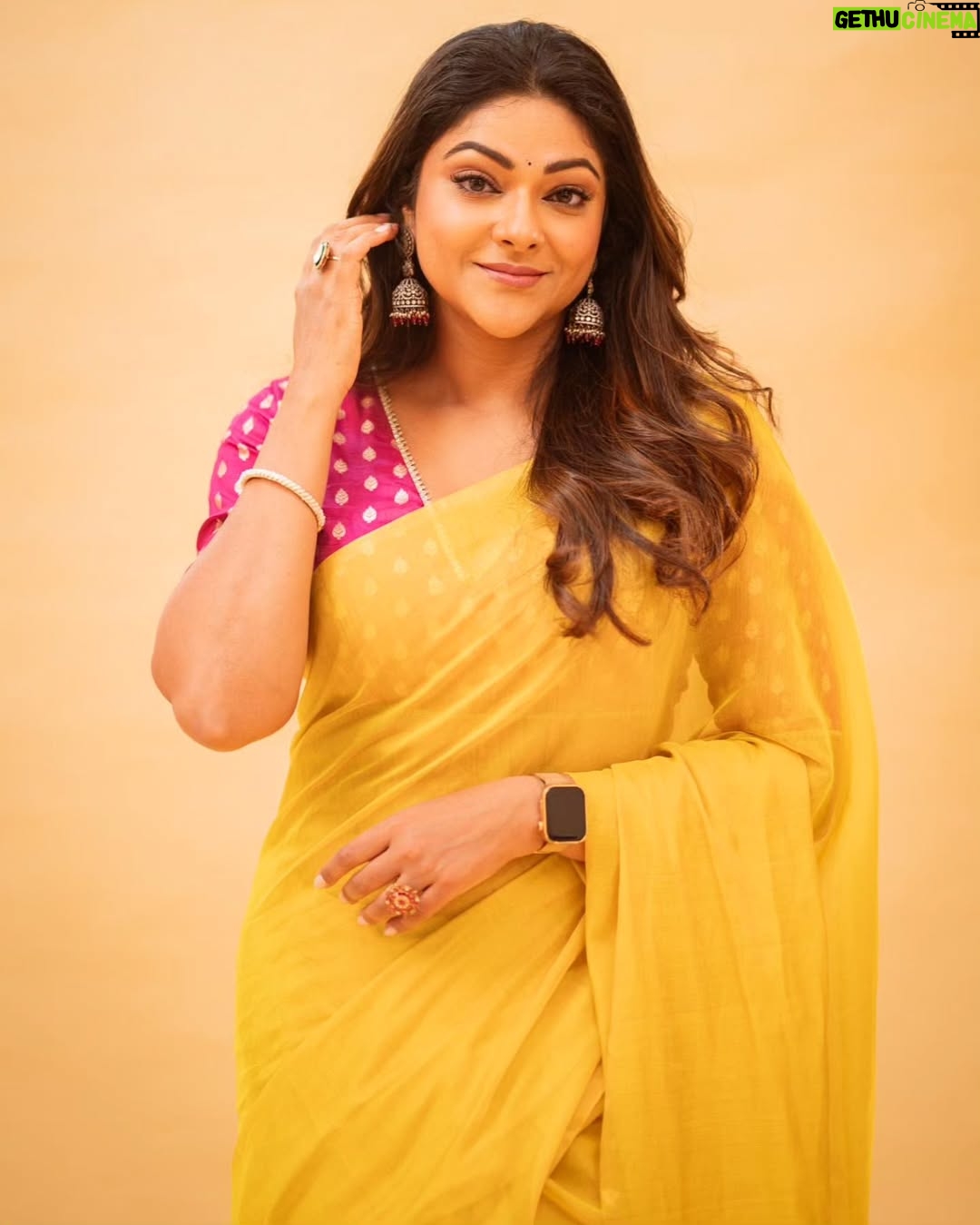 Eka Lakhani - 12.2K Likes - "Mangalakaramaa" Kicking off #thuglife promotions.
Saree @thebuttonthiefco
Blouse @suta_bombay
Jewellery @divasmantra
Styled by @ekalakhani
Style team - @malinikarthikeyan @harshene.ravichandar @about.isha @team___e
Shot by @gobeatroute @cyril_eanastein
Makeup @suryacinebridalmakeupartist
@madrastalkies @rkfioffl
#styeledbyeka #thuglife #thuglifefromjune5 #maniratnam #jinguchaa