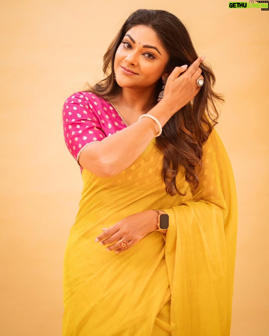 Eka Lakhani - 12.2K Likes - "Mangalakaramaa" Kicking off #thuglife promotions.
Saree @thebuttonthiefco
Blouse @suta_bombay
Jewellery @divasmantra
Styled by @ekalakhani
Style team - @malinikarthikeyan @harshene.ravichandar @about.isha @team___e
Shot by @gobeatroute @cyril_eanastein
Makeup @suryacinebridalmakeupartist
@madrastalkies @rkfioffl
#styeledbyeka #thuglife #thuglifefromjune5 #maniratnam #jinguchaa