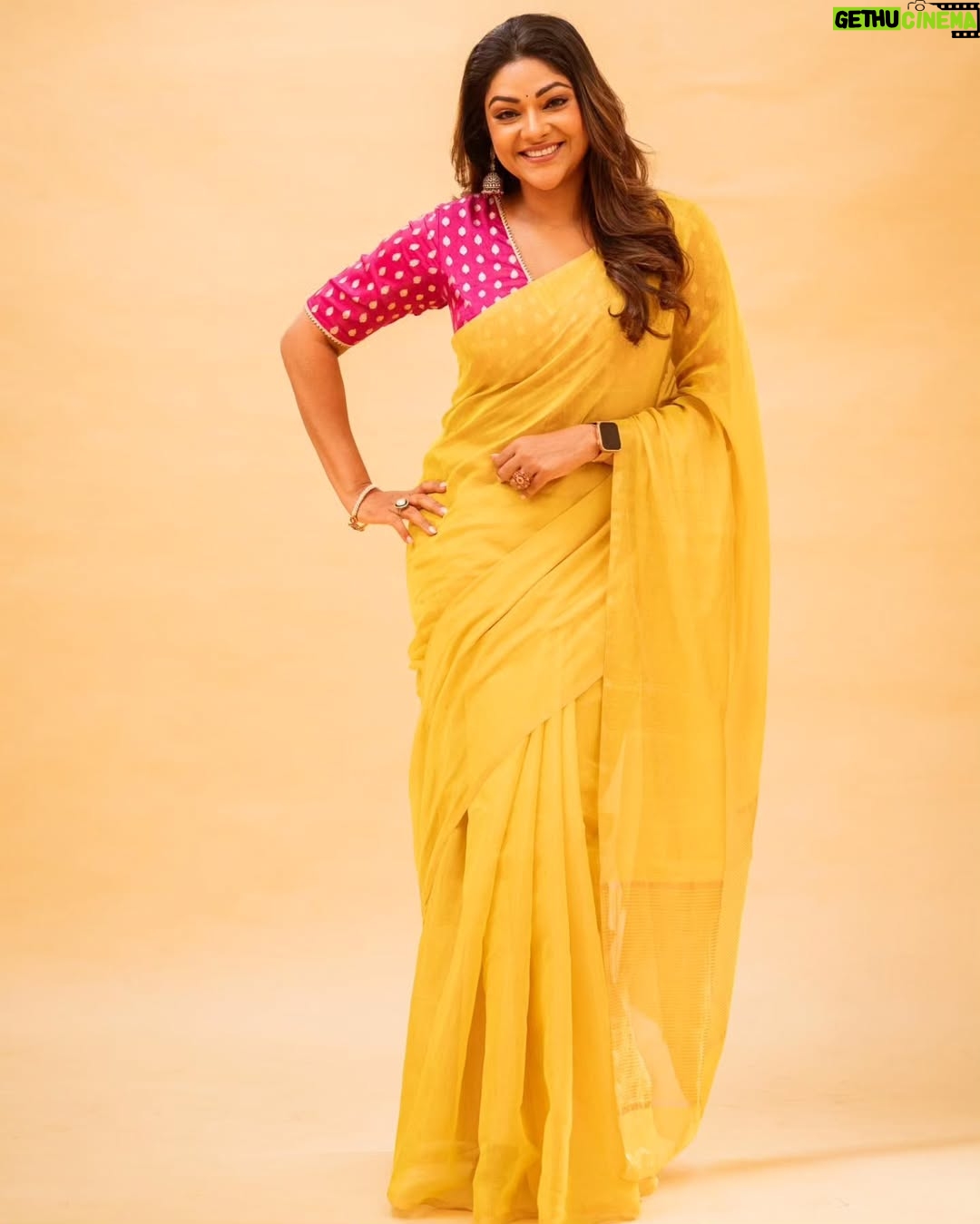 Eka Lakhani - 12.2K Likes - "Mangalakaramaa" Kicking off #thuglife promotions.
Saree @thebuttonthiefco
Blouse @suta_bombay
Jewellery @divasmantra
Styled by @ekalakhani
Style team - @malinikarthikeyan @harshene.ravichandar @about.isha @team___e
Shot by @gobeatroute @cyril_eanastein
Makeup @suryacinebridalmakeupartist
@madrastalkies @rkfioffl
#styeledbyeka #thuglife #thuglifefromjune5 #maniratnam #jinguchaa