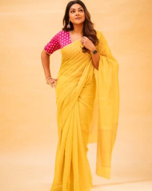 Eka Lakhani Instagram - "Mangalakaramaa" Kicking off #thuglife promotions. 

Saree @thebuttonthiefco 
Blouse @suta_bombay 
Jewellery @divasmantra 

Styled by @ekalakhani 
Style team - @malinikarthikeyan @harshene.ravichandar @about.isha @team___e 
Shot by @gobeatroute @cyril_eanastein
Makeup @suryacinebridalmakeupartist

@madrastalkies @rkfioffl

#styeledbyeka #thuglife #thuglifefromjune5 #maniratnam #jinguchaa
