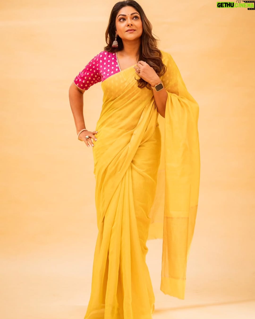 Eka Lakhani - 12.2K Likes - "Mangalakaramaa" Kicking off #thuglife promotions.
Saree @thebuttonthiefco
Blouse @suta_bombay
Jewellery @divasmantra
Styled by @ekalakhani
Style team - @malinikarthikeyan @harshene.ravichandar @about.isha @team___e
Shot by @gobeatroute @cyril_eanastein
Makeup @suryacinebridalmakeupartist
@madrastalkies @rkfioffl
#styeledbyeka #thuglife #thuglifefromjune5 #maniratnam #jinguchaa