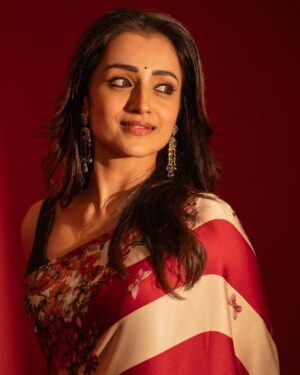 Eka Lakhani Instagram - Trish ♥️🤍

@trishakrishnan for #ThugLife promotions

Saree @houseofthreestudio
Jewellery @grtjewellers 

#StyledByEka
Style team - @malinikarthikeyan @harshene.ravichandar @about.isha @team___e 
Hair - @rohini_hairstylist
Makeup - @uspawar3 
Shot by @gobeatroute @cyril_eanastein

Trisha Managed by @akshitha.subramanian @southbay.talent 

@madrastalkies @rkfioffl

#jinguchaa #thuglifefromjune5 #trishakrishnan