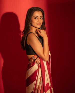 Eka Lakhani Instagram - Trish ♥️🤍

@trishakrishnan for #ThugLife promotions

Saree @houseofthreestudio
Jewellery @grtjewellers 

#StyledByEka
Style team - @malinikarthikeyan @harshene.ravichandar @about.isha @team___e 
Hair - @rohini_hairstylist
Makeup - @uspawar3 
Shot by @gobeatroute @cyril_eanastein

Trisha Managed by @akshitha.subramanian @southbay.talent 

@madrastalkies @rkfioffl

#jinguchaa #thuglifefromjune5 #trishakrishnan