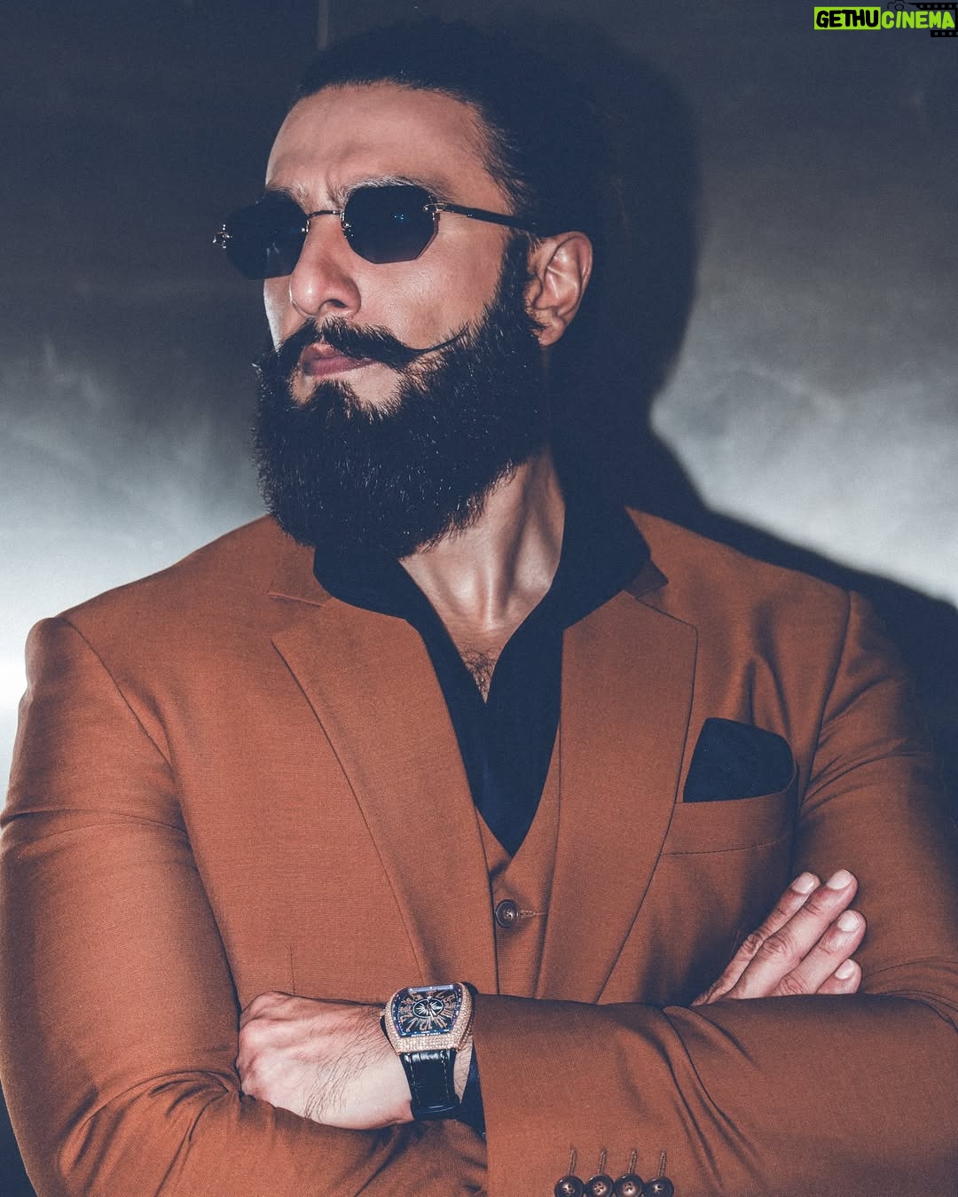 Eka Lakhani - 22.1K Likes - Suit up. Show up. Shut it down. 🔥
@ranveersingh for @sansaar.ddecorbrand
Outfit @labelcrestelli @masculineofficial
Eyewear @gast @rkumaropticians
#StyledByEka
Style Team @fatimabaluchstyles @styledbyradhikadhanuka @team___e
Dressman @harikrish.1116 @ayaanansari18683
Hair @aalimhakim @mustaqeem_salmani
Makeup @mahadevnaik08