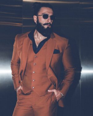 Eka Lakhani Instagram - Suit up. Show up. Shut it down. 🔥 
@ranveersingh for @sansaar.ddecorbrand

Outfit @labelcrestelli @masculineofficial
Eyewear @gast @rkumaropticians

#StyledByEka
Style Team @fatimabaluchstyles @styledbyradhikadhanuka @team___e
Dressman @harikrish.1116 @ayaanansari18683
Hair @aalimhakim @mustaqeem_salmani 
Makeup @mahadevnaik08