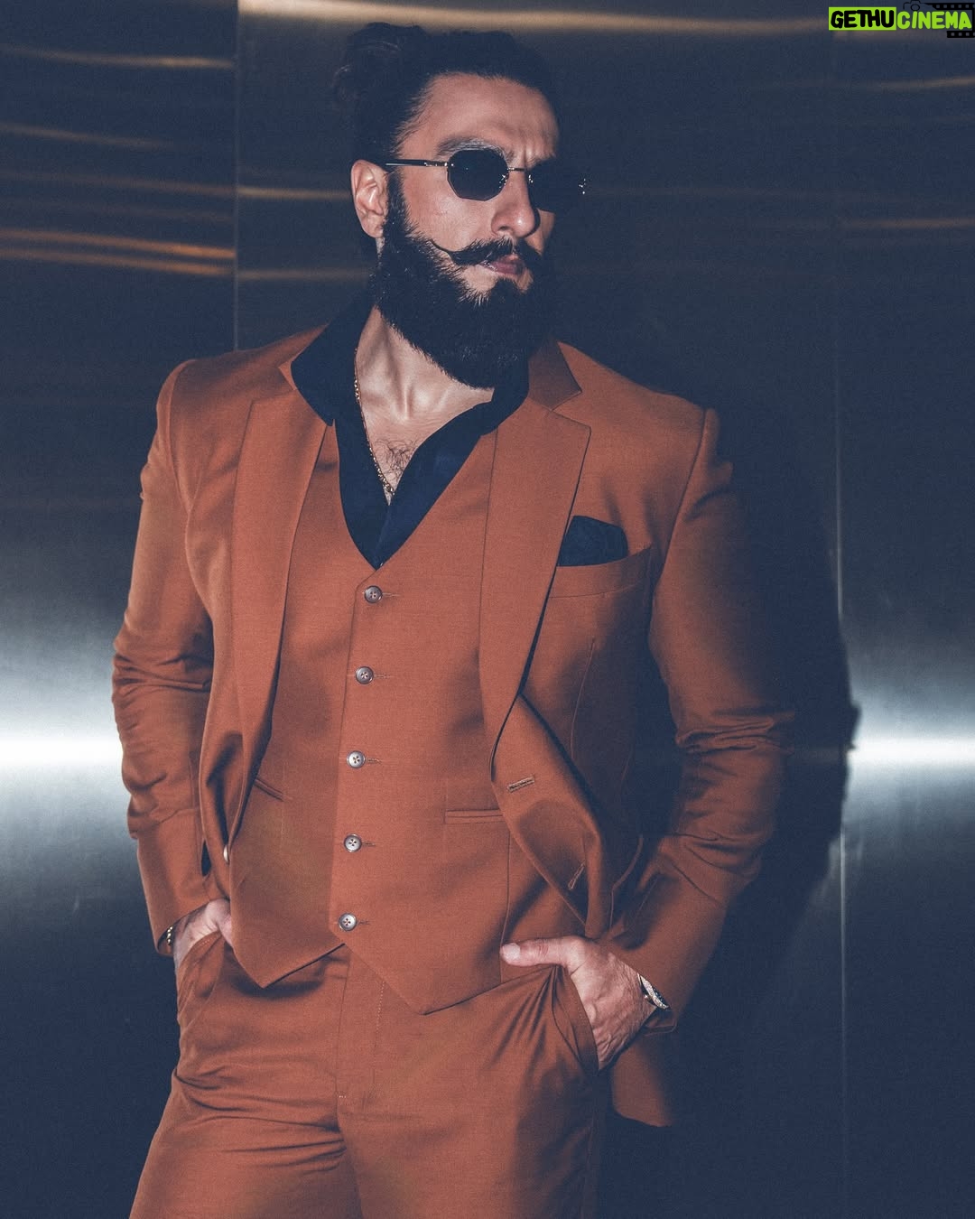Eka Lakhani - 22.1K Likes - Suit up. Show up. Shut it down. 🔥
@ranveersingh for @sansaar.ddecorbrand
Outfit @labelcrestelli @masculineofficial
Eyewear @gast @rkumaropticians
#StyledByEka
Style Team @fatimabaluchstyles @styledbyradhikadhanuka @team___e
Dressman @harikrish.1116 @ayaanansari18683
Hair @aalimhakim @mustaqeem_salmani
Makeup @mahadevnaik08