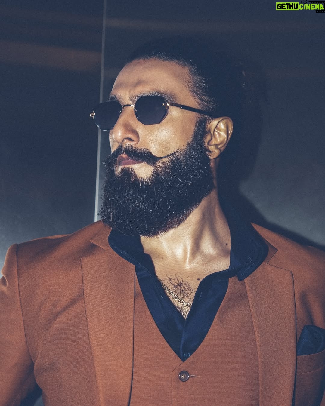Eka Lakhani - 22.1K Likes - Suit up. Show up. Shut it down. 🔥
@ranveersingh for @sansaar.ddecorbrand
Outfit @labelcrestelli @masculineofficial
Eyewear @gast @rkumaropticians
#StyledByEka
Style Team @fatimabaluchstyles @styledbyradhikadhanuka @team___e
Dressman @harikrish.1116 @ayaanansari18683
Hair @aalimhakim @mustaqeem_salmani
Makeup @mahadevnaik08