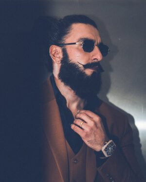 Eka Lakhani Instagram - Suit up. Show up. Shut it down. 🔥 
@ranveersingh for @sansaar.ddecorbrand

Outfit @labelcrestelli @masculineofficial
Eyewear @gast @rkumaropticians

#StyledByEka
Style Team @fatimabaluchstyles @styledbyradhikadhanuka @team___e
Dressman @harikrish.1116 @ayaanansari18683
Hair @aalimhakim @mustaqeem_salmani 
Makeup @mahadevnaik08