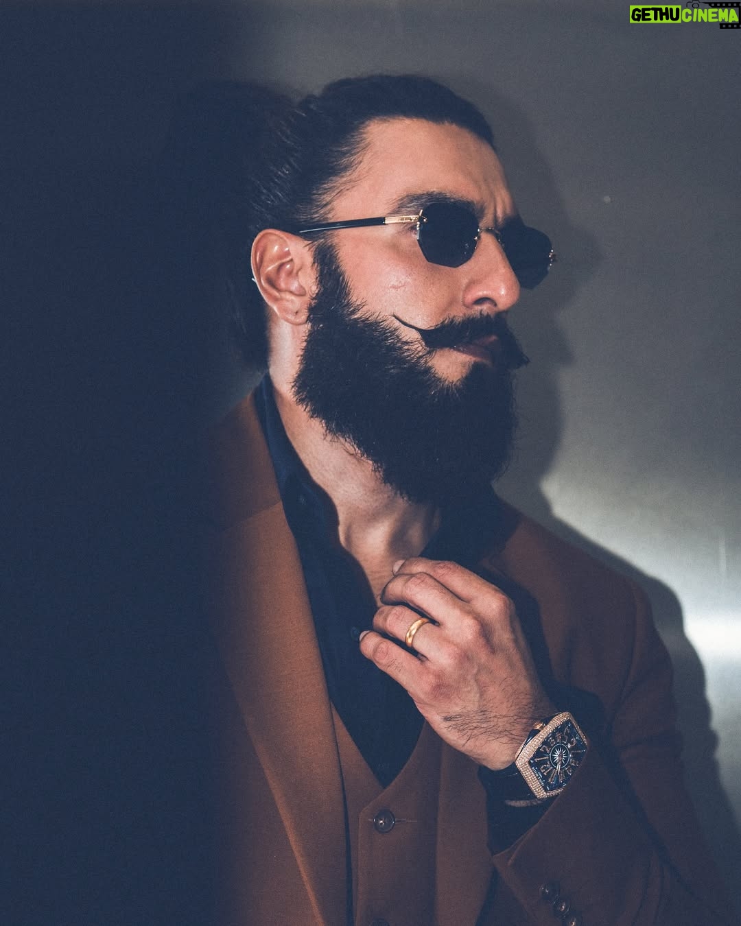 Eka Lakhani - 22.1K Likes - Suit up. Show up. Shut it down. 🔥
@ranveersingh for @sansaar.ddecorbrand
Outfit @labelcrestelli @masculineofficial
Eyewear @gast @rkumaropticians
#StyledByEka
Style Team @fatimabaluchstyles @styledbyradhikadhanuka @team___e
Dressman @harikrish.1116 @ayaanansari18683
Hair @aalimhakim @mustaqeem_salmani
Makeup @mahadevnaik08