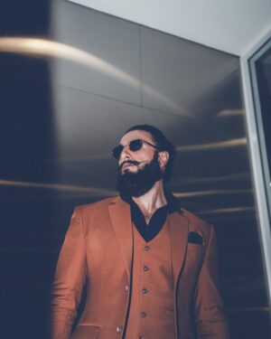 Eka Lakhani Instagram - Suit up. Show up. Shut it down. 🔥 
@ranveersingh for @sansaar.ddecorbrand

Outfit @labelcrestelli @masculineofficial
Eyewear @gast @rkumaropticians

#StyledByEka
Style Team @fatimabaluchstyles @styledbyradhikadhanuka @team___e
Dressman @harikrish.1116 @ayaanansari18683
Hair @aalimhakim @mustaqeem_salmani 
Makeup @mahadevnaik08