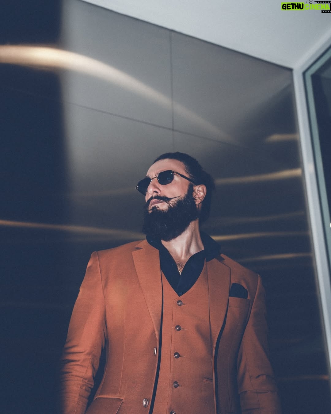 Eka Lakhani - 22.1K Likes - Suit up. Show up. Shut it down. 🔥
@ranveersingh for @sansaar.ddecorbrand
Outfit @labelcrestelli @masculineofficial
Eyewear @gast @rkumaropticians
#StyledByEka
Style Team @fatimabaluchstyles @styledbyradhikadhanuka @team___e
Dressman @harikrish.1116 @ayaanansari18683
Hair @aalimhakim @mustaqeem_salmani
Makeup @mahadevnaik08