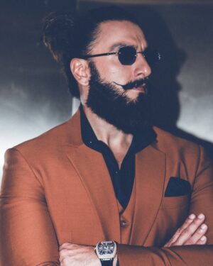 Eka Lakhani Instagram - Suit up. Show up. Shut it down. 🔥 
@ranveersingh for @sansaar.ddecorbrand

Outfit @labelcrestelli @masculineofficial
Eyewear @gast @rkumaropticians

#StyledByEka
Style Team @fatimabaluchstyles @styledbyradhikadhanuka @team___e
Dressman @harikrish.1116 @ayaanansari18683
Hair @aalimhakim @mustaqeem_salmani 
Makeup @mahadevnaik08