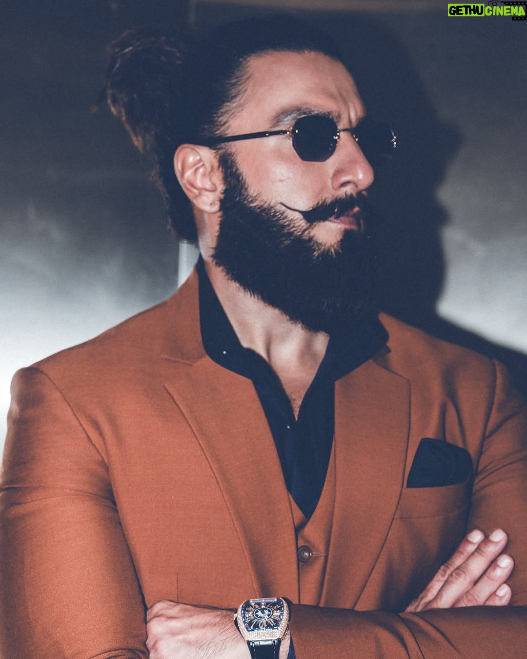 Eka Lakhani - 22.1K Likes - Suit up. Show up. Shut it down. 🔥
@ranveersingh for @sansaar.ddecorbrand
Outfit @labelcrestelli @masculineofficial
Eyewear @gast @rkumaropticians
#StyledByEka
Style Team @fatimabaluchstyles @styledbyradhikadhanuka @team___e
Dressman @harikrish.1116 @ayaanansari18683
Hair @aalimhakim @mustaqeem_salmani
Makeup @mahadevnaik08