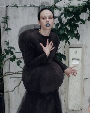 Ekaterina Ivanchikova Instagram - Это невероятный опыт и выход из зоны комфорта! В Париже я вспомнила свой 2010 год, когда приехала в Петербург и знакомилась с разными людьми, ходила на кастинги. 

Сейчас я здесь как медийная персона, о которой не слышали, тем более в индустрии моды. Для меня этот выход из зоны моего комфорта дается очень непросто. На чашах весов лежит то, что я сделала и чего добилась, и теперь, глядя на всё это через призму людей со всего мира, я понимаю, на что мне еще нужно отважиться. Может, это самое время начать шаги в перформативное искусство?

Это платье Duran @duranlantinkyo я купила здесь в сентябре. Консультант стал снимать меня и попросил разрешения отправить фотографии бренду, сказав: «Дюран Лантинк считает, что такую одежду могут носить только очень смелые люди».

Я иду туда, где страшно, да!))
 
Фото: @dilyusa.photo @stereoliar 
Макияж и волосы: @eugenia_lenz 
Стиль: @kerillpavlov @vovakravchenko 
Менеджмент: @vladislav.savelyev