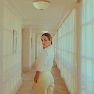 Ela Velden Instagram - When I look at you 💛

Look @cosstores 
Photo @mausinfiltro