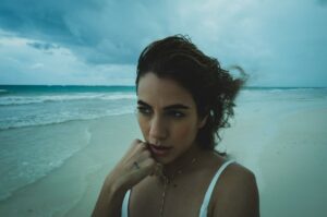 Ela Velden Instagram - Ocean eyes 
Look @alo
