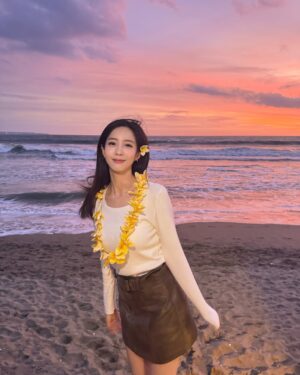 Elaine Ho Instagram - 來海島放鬆，心都遼闊了

你們更喜歡到山上還是海邊呢？🏖️ ⛰️ 🌴