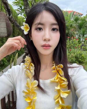 Elaine Ho Instagram - 來海島放鬆，心都遼闊了

你們更喜歡到山上還是海邊呢？🏖️ ⛰️ 🌴
