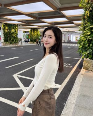 Elaine Ho Instagram - 來海島放鬆，心都遼闊了

你們更喜歡到山上還是海邊呢？🏖️ ⛰️ 🌴