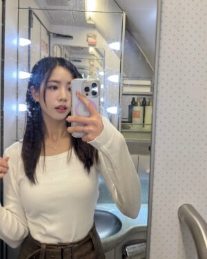 Elaine Ho Instagram - 來海島放鬆，心都遼闊了

你們更喜歡到山上還是海邊呢？🏖️ ⛰️ 🌴