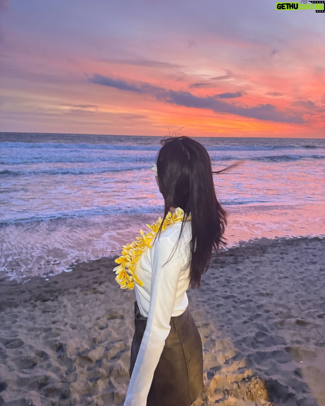Elaine Ho - 9.8K Likes - 來海島放鬆,心都遼闊了
你們更喜歡到山上還是海邊呢?🏖️ ⛰️ 🌴