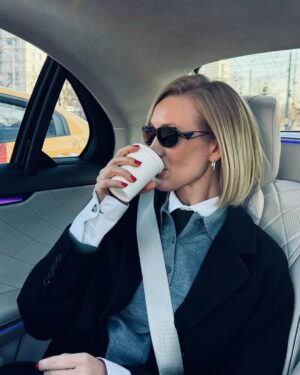Elena Krygina Instagram - Первые весенние картиночки😎:

* я в восторге от ритма развития во всех сфера жизни, но реально не понимаю, где люди берут время/энергию/силы на социальные сети и сторителинг
*новый запуск в @krygina.cosmetics в очередной раз всколыхнул рынок - блески летят кометами в космос и идут на рекорд🔥 они реально супер!
* снова полюбила красные розы и красные ногти (за них отдельное мерси @kryginastudio )
* сходила к Рогову на «Модный приговор», напишу, когда выйдет
* табуле в Mina все еще прекраснее всех на свете
* много каталась на @ultima.yandex