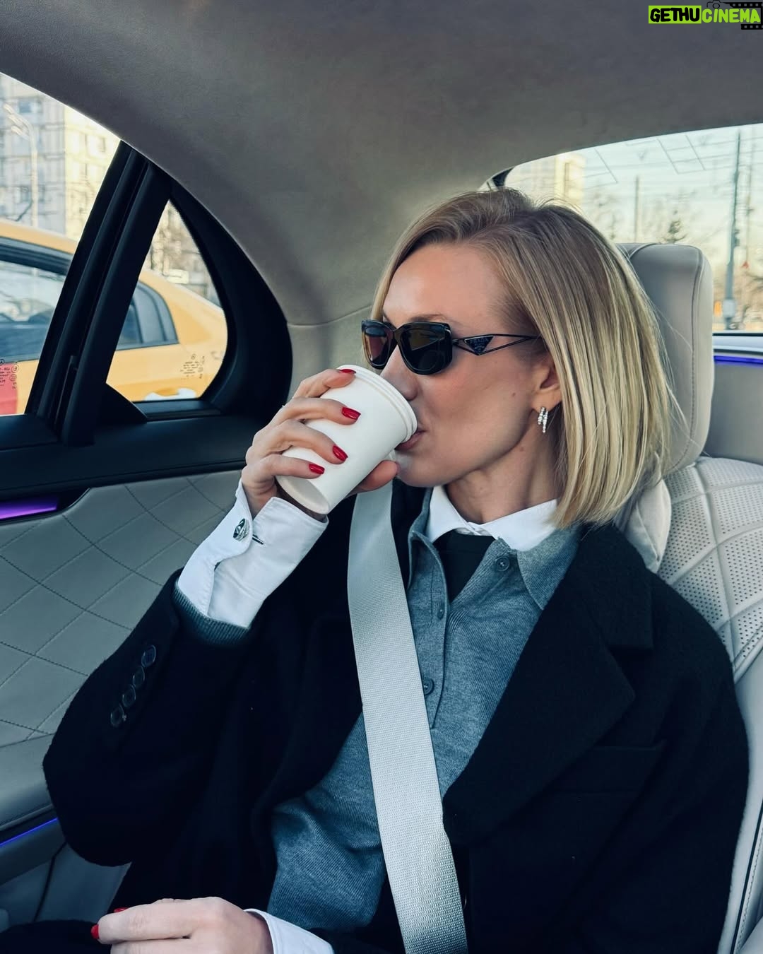 Elena Krygina - 7.5K Likes - Первые весенние картиночки😎:
* я в восторге от ритма развития во всех сфера жизни, но реально не понимаю, где люди берут время/энергию/силы на социальные сети и сторителинг
*новый запуск в @krygina.cosmetics в очередной раз всколыхнул рынок - блески летят кометами в космос и идут на рекорд🔥 они реально супер!
* снова полюбила красные розы и красные ногти (за них отдельное мерси @kryginastudio )
* сходила к Рогову на «Модный приговор», напишу, когда выйдет
* табуле в Mina все еще прекраснее всех на свете
* много каталась на @ultima.yandex