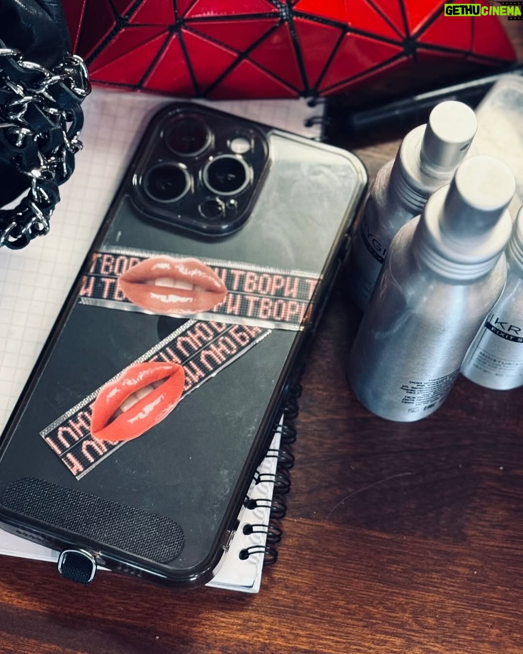 Elena Krygina - 7.5K Likes - Первые весенние картиночки😎:
* я в восторге от ритма развития во всех сфера жизни, но реально не понимаю, где люди берут время/энергию/силы на социальные сети и сторителинг
*новый запуск в @krygina.cosmetics в очередной раз всколыхнул рынок - блески летят кометами в космос и идут на рекорд🔥 они реально супер!
* снова полюбила красные розы и красные ногти (за них отдельное мерси @kryginastudio )
* сходила к Рогову на «Модный приговор», напишу, когда выйдет
* табуле в Mina все еще прекраснее всех на свете
* много каталась на @ultima.yandex