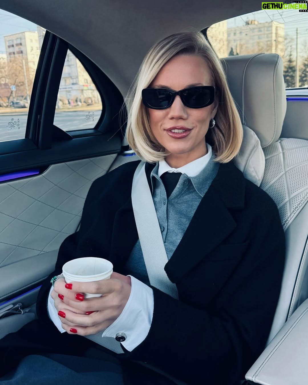 Elena Krygina - 7.5K Likes - Первые весенние картиночки😎:
* я в восторге от ритма развития во всех сфера жизни, но реально не понимаю, где люди берут время/энергию/силы на социальные сети и сторителинг
*новый запуск в @krygina.cosmetics в очередной раз всколыхнул рынок - блески летят кометами в космос и идут на рекорд🔥 они реально супер!
* снова полюбила красные розы и красные ногти (за них отдельное мерси @kryginastudio )
* сходила к Рогову на «Модный приговор», напишу, когда выйдет
* табуле в Mina все еще прекраснее всех на свете
* много каталась на @ultima.yandex