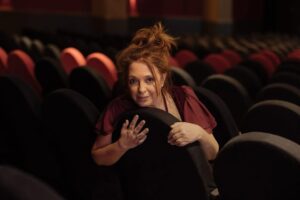 Eleni Randou Instagram - Παγκόσμια μέρα θεάτρου!
Εκεί που ακόμα μπορούμε να εξυψωθούμε και να εξυψώσουμε! Για μένα το θέατρο είναι μια πράξη αντίστασης.