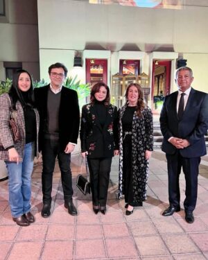 Elham Shahein Instagram - دعوة سحور بالسفارة الأمريكية .. و فى الصوره سفيرة أمريكا فى مصر هيرو مصطفى .. و معالى وزير الثقافة المصرى أحمد هنو و حرمه.. و معالى وزير الشباب والرياضة سابقا و رئيس المجلس الأعلى لتنظيم الإعلام خالد عبد العزيز .. سعدت جدا بهذه الصحبه الرائعة .. شكرا معالى السفيره على هذا السحور الرائع .. و الصحبه الأروع .