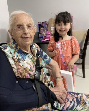 Eliana Guttman Instagram - Duas aniversariantes, 90 anos separam uma da outra. Bisavó e bisneta. Amores da minha vida.
Que Deus as abençoe sempre. Amo voces.
#aniversario #vovó #bisneta