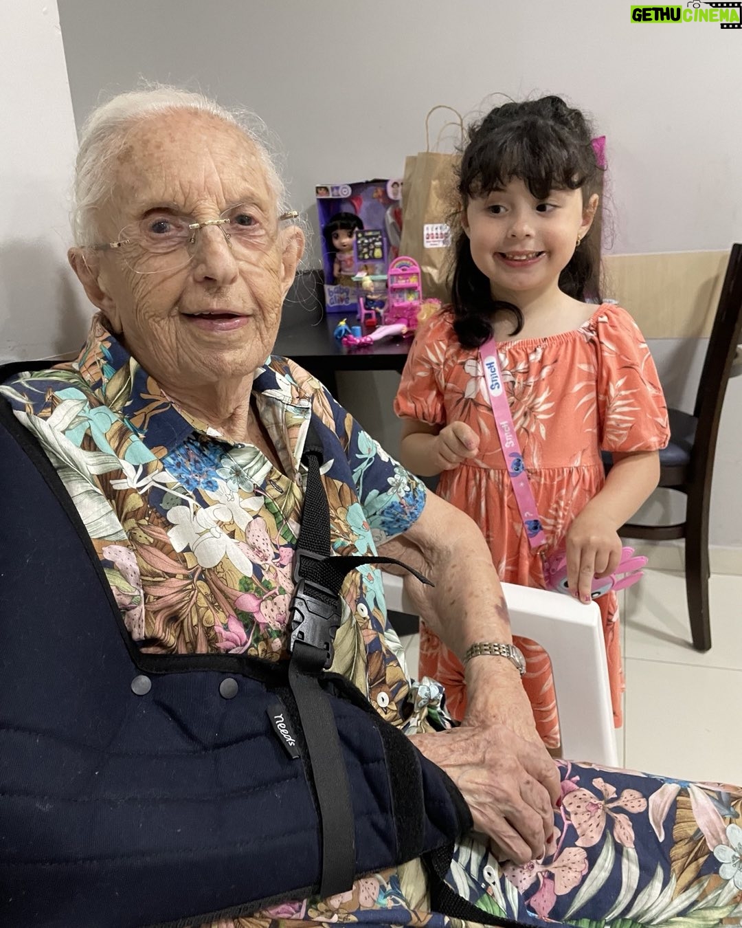 Eliana Guttman - 261 Likes - Duas aniversariantes, 90 anos separam uma da outra. Bisavó e bisneta. Amores da minha vida.
Que Deus as abençoe sempre. Amo voces.
#aniversario #vovó #bisneta