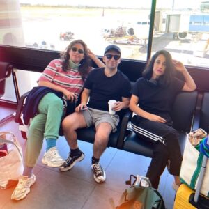 Elisa Zulueta Instagram - ✈️ Nos llena de ilusión y entusiasmo contarles que de hoy en más, cada vez que se suban a un @latamairlines, los acompañaremos con nuestro nuevo podcast: 💺 *Modo Avión* 💺 Levantaremos el apoyabrazos para acurrucarte todo el camino con historias y anécdotas que te harán volar, porque ya estarás volando 🛫 Seremos más que compañeros de viaje, seremos más que amigos y más que familia, seremos: entretenimiento a bordo 🛩️💫

Diseño sonoro por @gabrieldonosogaldames 
Fotos por @javierapolvorin