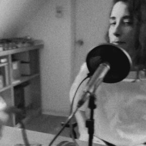 Elisa Zulueta Instagram - ✈️ Nos llena de ilusión y entusiasmo contarles que de hoy en más, cada vez que se suban a un @latamairlines, los acompañaremos con nuestro nuevo podcast: 💺 *Modo Avión* 💺 Levantaremos el apoyabrazos para acurrucarte todo el camino con historias y anécdotas que te harán volar, porque ya estarás volando 🛫 Seremos más que compañeros de viaje, seremos más que amigos y más que familia, seremos: entretenimiento a bordo 🛩️💫

Diseño sonoro por @gabrieldonosogaldames 
Fotos por @javierapolvorin