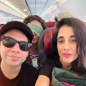 Elisa Zulueta Instagram - ✈️ Nos llena de ilusión y entusiasmo contarles que de hoy en más, cada vez que se suban a un @latamairlines, los acompañaremos con nuestro nuevo podcast: 💺 *Modo Avión* 💺 Levantaremos el apoyabrazos para acurrucarte todo el camino con historias y anécdotas que te harán volar, porque ya estarás volando 🛫 Seremos más que compañeros de viaje, seremos más que amigos y más que familia, seremos: entretenimiento a bordo 🛩️💫

Diseño sonoro por @gabrieldonosogaldames 
Fotos por @javierapolvorin