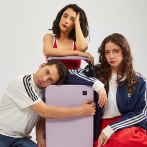 Elisa Zulueta Instagram - ✈️ Nos llena de ilusión y entusiasmo contarles que de hoy en más, cada vez que se suban a un @latamairlines, los acompañaremos con nuestro nuevo podcast: 💺 *Modo Avión* 💺 Levantaremos el apoyabrazos para acurrucarte todo el camino con historias y anécdotas que te harán volar, porque ya estarás volando 🛫 Seremos más que compañeros de viaje, seremos más que amigos y más que familia, seremos: entretenimiento a bordo 🛩️💫

Diseño sonoro por @gabrieldonosogaldames 
Fotos por @javierapolvorin