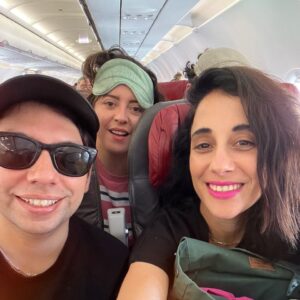 Elisa Zulueta Instagram - ✈️ Nos llena de ilusión y entusiasmo contarles que de hoy en más, cada vez que se suban a un @latamairlines, los acompañaremos con nuestro nuevo podcast: 💺 *Modo Avión* 💺 Levantaremos el apoyabrazos para acurrucarte todo el camino con historias y anécdotas que te harán volar, porque ya estarás volando 🛫 Seremos más que compañeros de viaje, seremos más que amigos y más que familia, seremos: entretenimiento a bordo 🛩️💫

Diseño sonoro por @gabrieldonosogaldames 
Fotos por @javierapolvorin