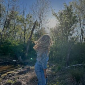 Ellie Holcomb Instagram - Happy Easter, y’all! I hope today was full of rest and people you love and remembering the good story Love beating death.

Posting a few pics from this weekend as well as some other spring memories for me over the past few weeks. So thankful for my people, for each of you, and for a Love that never lets us go.

 I have always loved this song that we often sing on Easter, and what a joy to turn it into a bluegrass romp to celebrate the beautiful story of Easter! Thx to @nate_dugger for producing it so beautifully and to all the incredible musicians and mixing and mastering engineers who pulled these songs together ! 

Here’s a recap of some Easter/spring memories:

1. Easter morning goodness w/ @drewholcombmusic 
2. Cousin LOvE 
3. Easter Basket anticipation
4. Egg hunt haul
5. Baseball grandparent love @thedebbieb @banistuci 
6. @smalltimetheband show that was 10/10 !
7. Bee rescue and flower house in the garden with friends @zandymowry , @lbauchiero 
8. Backyard jam with my fav drummer @zandymowry @taviordontaemowry 
9. Hammock snuggles /backyard hangs with our godsons @zandymowry 
10. Video shoot for something NEW and FUN coming your way soon!
11. Graduation party for our incredible niece @essie__richardson ! @trazodesign   @nerichardson1 know how to throw a PaRTY!
12. Beautiful service for Drew’s precious uncle who passed. He lived a rich and beautiful life and it was a gift to celebrate his life and be with our extended fam .
13. Real life pic that = the majority of our pics where at least one of our people is not looking at the camera or smiling 😅 I think I’ll prefer these to any others when I look back on pics over the years . 💛