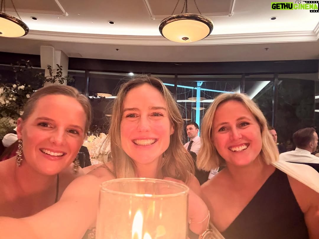 Ellyse Perry - 208.7K Likes - A whole lotta sunshine ☀️ 🩵