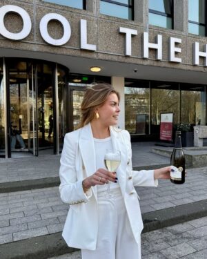 Eloise van Oranje Instagram - SHE JUST GRADUATED 🥂🤍🥂🤍🥂🤍

ik ben onwijs blij om te delen dat ik geslaagd ben van Hotelschool The Hague! met een cijfer van 8,2 is dit hoofdstuk afgerond. op het moment dat ik dit schrijf besef ik me pas - ik ben gewoon klaar!! het voelt bijna surrealistisch om te zeggen (3e foto een kleine reflectie). 

ik ben heel happy, en super leuk dat ik jullie zo kan meenemen in al mijn avonturen.